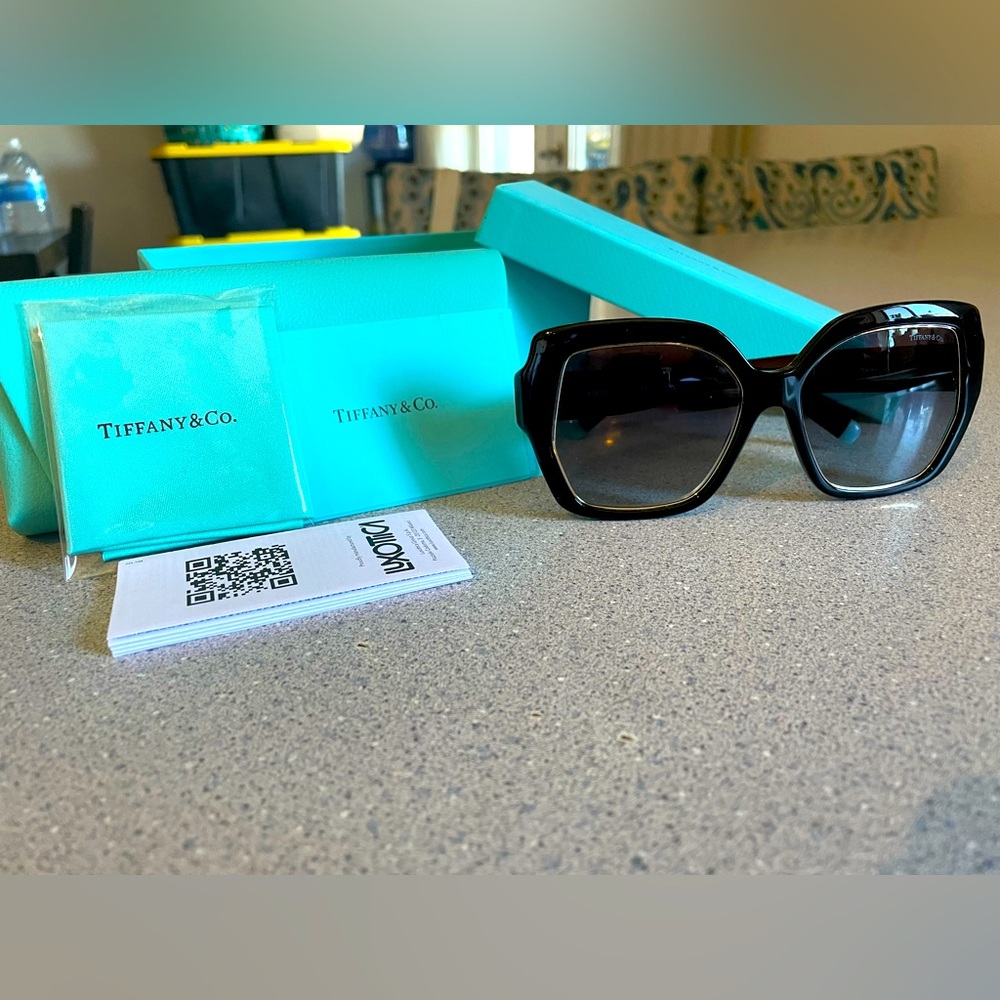BNWT Tiffany sunglasses 😎 super chic and stylish for summer 💕🔥